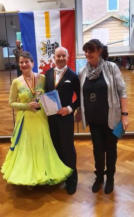 Erich und Ingrid Bockhahn bei der Siegerehrung Senioren IV S mit Pokal und Landesfahne Mecklenburg-Vorpommern